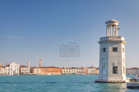 Foto de Faro en la laguna San Giorgio Maggiore de Venecia, Italia, Europa. - Imagen libre de derechos