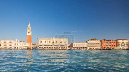 Foto de Venecia con el Campanario de San Marcos, vista de la cuenca de San Marco, Italia, Europa. - Imagen libre de derechos