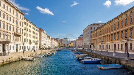 Téléchargez les photos : Le Canal Grande, un canal navigable dans le centre de Trieste, Italie, Europe. - en image libre de droit
