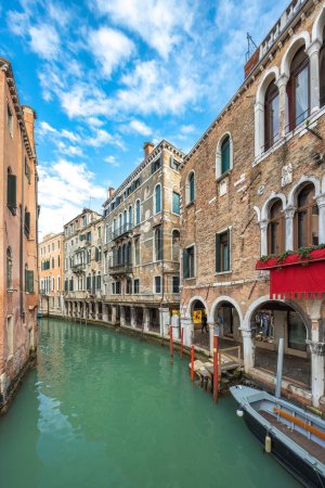 Foto de El canal en Venecia en el día soleado, Italia, Europa. - Imagen libre de derechos