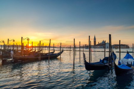 Foto de Vista de la isla de San Giorgio Maggiore con góndolas desde la plaza de San Marco en Venecia al amanecer, Italia, Europa. - Imagen libre de derechos