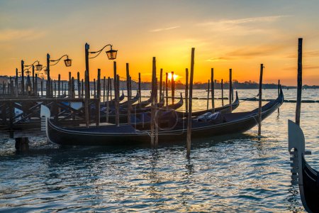 Foto de Góndolas de Venecia al amanecer, Italia, Europa. - Imagen libre de derechos