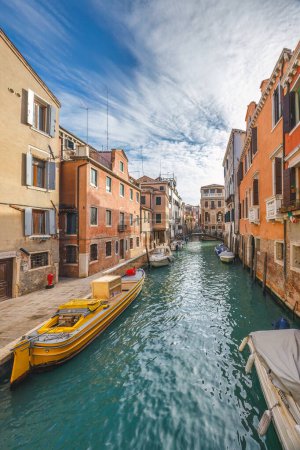 Foto de El canal en Venecia casco antiguo histórico en el día soleado, Italia, Europa. - Imagen libre de derechos