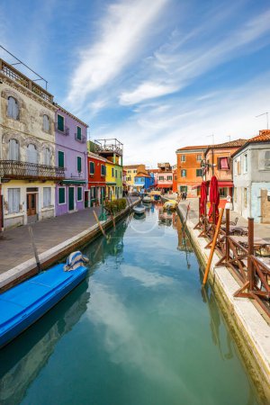 Foto de El canal con casas coloridas en la isla de Burano cerca de Venecia, Italia, Europa. - Imagen libre de derechos