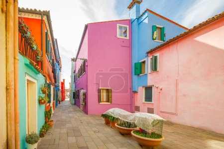 Téléchargez les photos : La rue avec des maisons colorées sur l'île de Burano près de Venise, Italie, Europe. - en image libre de droit