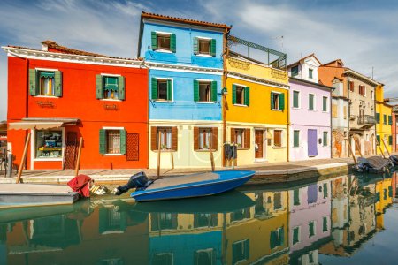 Foto de La isla de Burano cerca de Venecia, un canal con casas coloridas, Italia, Europa. - Imagen libre de derechos