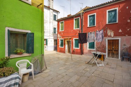 Téléchargez les photos : Maisons colorées sur l'île de Burano près de Venise, Italie, Europe. - en image libre de droit