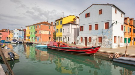 Téléchargez les photos : L'île de Burano près de Venise, un canal avec des maisons colorées, Italie, Europe. - en image libre de droit