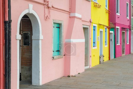 Foto de Casas coloridas en la isla de Burano cerca de Venecia, Italia, Europa. - Imagen libre de derechos