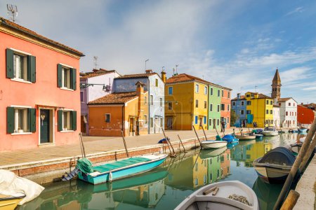 Foto de La isla de Burano cerca de Venecia, un canal con casas coloridas, Italia, Europa. - Imagen libre de derechos