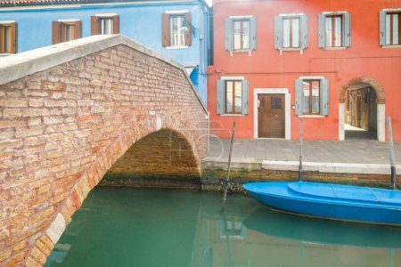 Téléchargez les photos : Pont en pierre sur le canal de l'île de Burano près de Venise, Italie, Europe. - en image libre de droit
