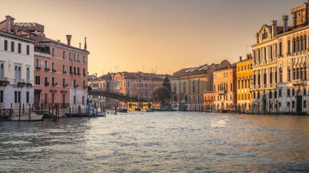 Foto de El Gran Canal con edificios históricos en Venecia en una hermosa mañana soleada, Italia, Europa. - Imagen libre de derechos