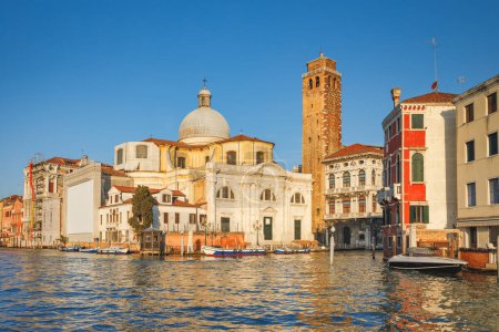 Téléchargez les photos : Eglise San Geremia à Venise du Grand Canal au matin ensoleillé, Italie, Europe. - en image libre de droit