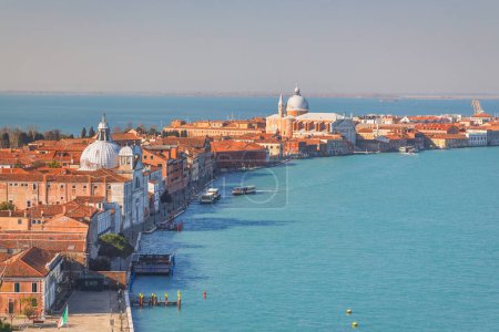 Foto de Canal de Giudecca en la laguna de Venecia, vista desde el campanario de la basílica de San Giorgio Maggiore, Italia, Europa. - Imagen libre de derechos