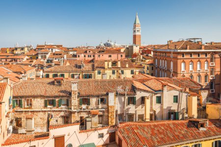 Foto de Venecia, vista superior del centro histórico de la ciudad con el Campanile de San Marcos, Italia, Europa. - Imagen libre de derechos