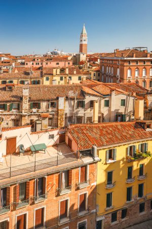 Foto de Venecia, vista superior del centro histórico de la ciudad con el Campanile de San Marcos, Italia, Europa. - Imagen libre de derechos