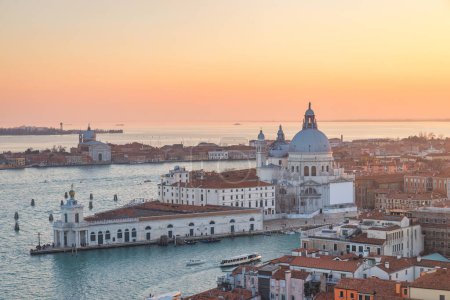 Foto de Basílica de Santa Maria della Salute en Venecia, vista desde la torre del Campanario de San Marcos al atardecer, Italia, Europa. - Imagen libre de derechos