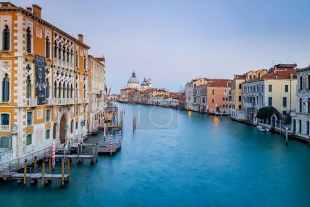 Foto de El Gran Canal de Venecia con la basílica de Santa Maria della Salute después del atardecer, Italia, Europa. - Imagen libre de derechos
