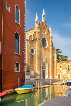 Foto de Canal con la Basílica de Santa Maria Gloriosa dei Frari, iglesia en Venecia, Italia, Europa. - Imagen libre de derechos