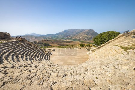 Foto de Teatro Griego de Segesta. El sitio arqueológico en Sicilia, Italia, Europa. - Imagen libre de derechos