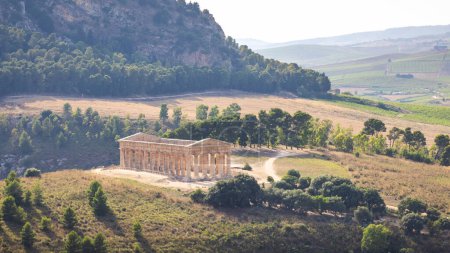 Foto de El templo dórico de Segesta con el paisaje circundante. El sitio arqueológico en Sicilia, Italia, Europa. - Imagen libre de derechos