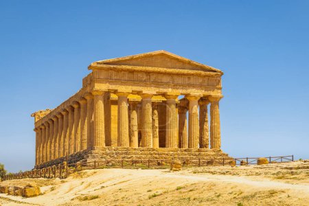 Foto de Templo de Concordia en Valle de los Templos. Sitio arqueológico en Agrigento en Sicilia, Italia, Europa. - Imagen libre de derechos