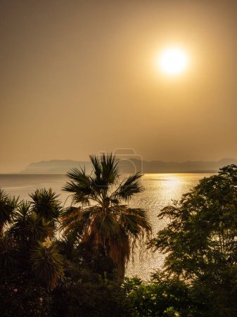 Foto de Luz del sol en la mañana sobre el mar en Sicilia en Castellammare del Golfo, Italia, Europa. - Imagen libre de derechos