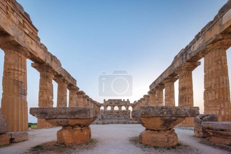 Foto de Templo de Hera en Selinunte al atardecer. El sitio arqueológico en Sicilia, Italia, Europa. - Imagen libre de derechos