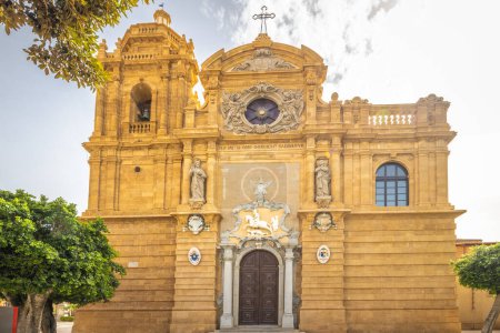 Foto de Catedral del Santo Salvador en Mazara del Vallo, ciudad en el suroeste de Sicilia, Italia, Europa. - Imagen libre de derechos