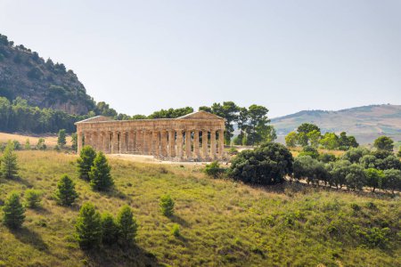 Téléchargez les photos : Le temple dorique de Segesta avec le paysage environnant. Le site archéologique de la Sicile, Italie, Europe. - en image libre de droit