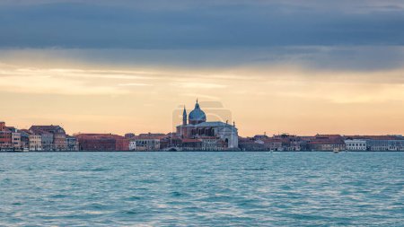 Téléchargez les photos : Île de Giudecca dans la lagune vénitienne au coucher du soleil, Italie, Europe. - en image libre de droit