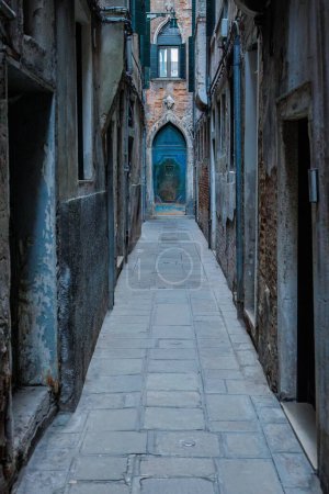 Foto de Calle estrecha en el centro histórico de Venecia, Italia, Europa. - Imagen libre de derechos