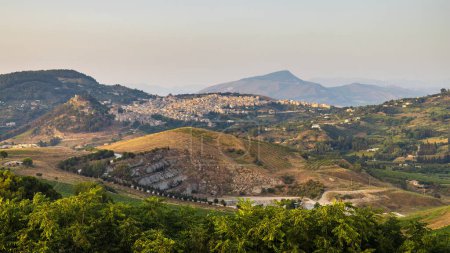 Foto de Sicilia, una vista del pueblo de Calatafimi Segesta en el paisaje montañoso, al noroeste de la isla cerca de la antigua ciudad de Segesta, Italia, Europa. - Imagen libre de derechos
