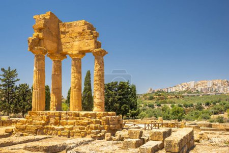Foto de Templo de Heracles en Valle de los Templos. Sitio arqueológico en Agrigento en Sicilia, Italia, Europa. - Imagen libre de derechos