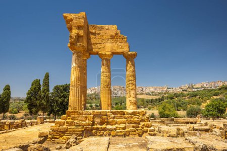 Foto de Templo de Heracles en Valle de los Templos. Sitio arqueológico en Agrigento en Sicilia, Italia, Europa. - Imagen libre de derechos