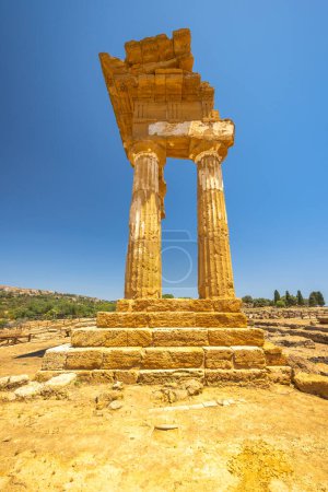 Téléchargez les photos : Temple d'Héraclès dans la Vallée des Temples. Site archéologique d'Agrigente en Sicile, Italie, Europe. - en image libre de droit