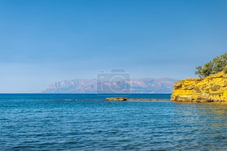 Téléchargez les photos : Vue sur la mer depuis la côte au Castellammare del Golfo en Sicile, Italie, Europe. - en image libre de droit