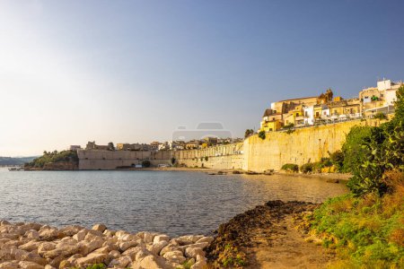 Foto de Castellammare del Golfo en Sicilia, ciudad en la costa en la luz de la mañana, Italia, Europa. - Imagen libre de derechos