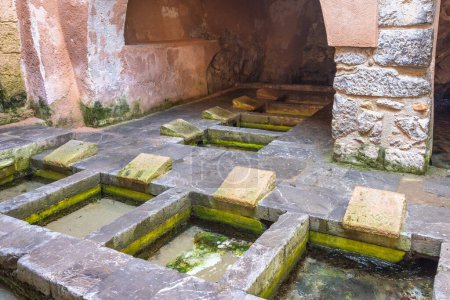 Téléchargez les photos : Laverie médiévale à Cefalu, une destination attrayante en Sicile, Italie, Europe. - en image libre de droit