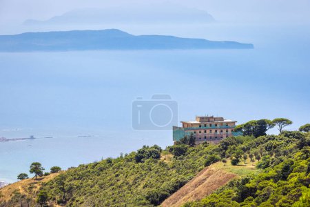 Foto de Vista del mar y las islas desde la ciudad de Erice en el noroeste de Sicilia cerca de Trapani, Italia, Europa. - Imagen libre de derechos