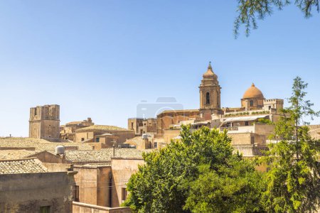 Foto de Edificio histórico de piedra con Iglesia de San Julián en Erice ciudad en el noroeste de Sicilia cerca de Trapani, Italia, Europa. - Imagen libre de derechos
