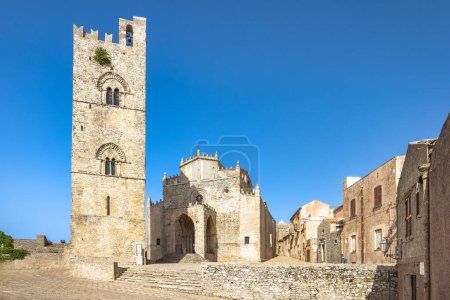 Foto de Catedral de Erice con campanario, ciudad histórica en el noroeste de Sicilia cerca de Trapani, Italia, Europa. - Imagen libre de derechos