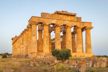 Foto de Templo de Hera en Selinunte al atardecer. El sitio arqueológico en Sicilia, Italia, Europa. - Imagen libre de derechos