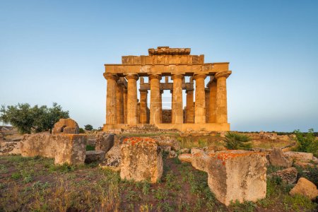 Téléchargez les photos : Temple d'Héra à Selinunte au coucher du soleil. Le site archéologique de la Sicile, Italie, Europe. - en image libre de droit