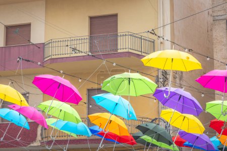 Foto de Paraguas coloridos esparcidos en la calle. Mazara del Vallo, ciudad en el suroeste de Sicilia, Italia, Europa. - Imagen libre de derechos