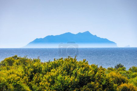 Foto de The Aegadian Islands in the Mediterranean Sea. Vista desde la ciudad de Marsala frente a la costa oeste de Sicilia, Italia, Europa. - Imagen libre de derechos