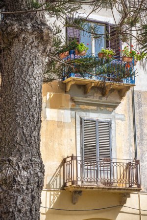 Foto de Fachada de una casa con balcones en la ciudad de Marsala en Sicilia, Italia, Europa. - Imagen libre de derechos