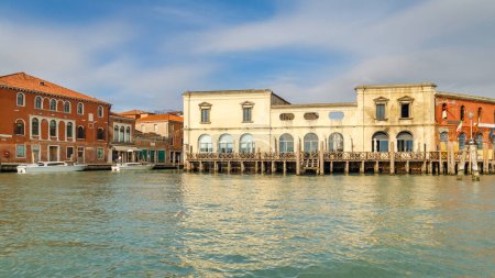 Foto de Edificios históricos en la isla de Murano cerca de Venecia, Italia, Europa. - Imagen libre de derechos