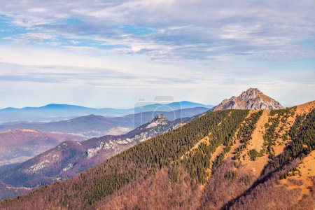 Téléchargez les photos : Paysage montagneux en automne. Parc national de Mala Fatra, Slovaquie, Europe. - en image libre de droit