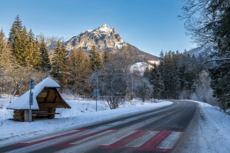 Téléchargez les photos : Road in a winter mountain snowy landscape. The Mala Fatra national park in Slovakia, Europe. - en image libre de droit